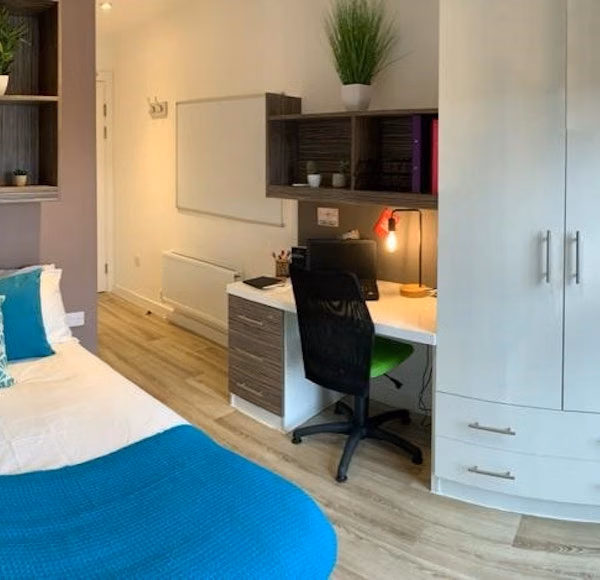 Common Area?w=400&h=260&fit=crop&q=40&auto=format&trim=auto