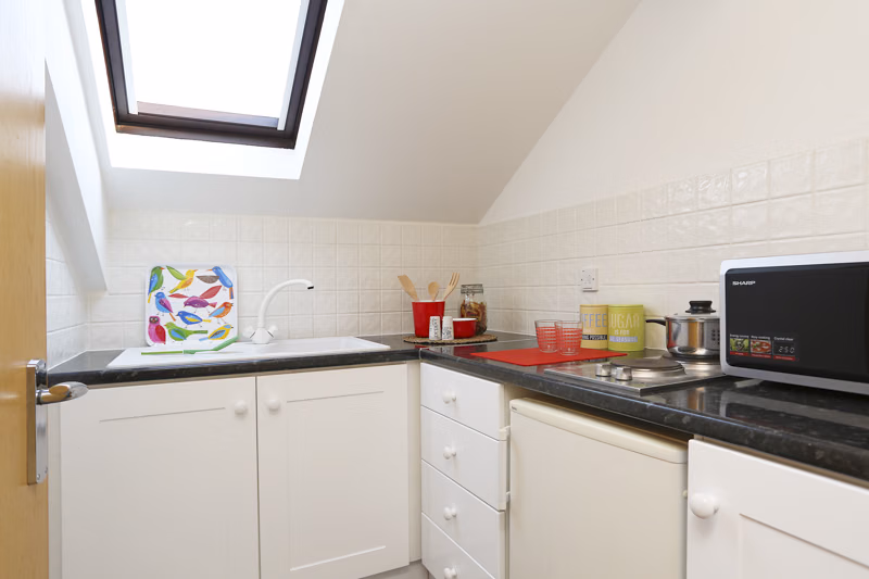 Common Area?w=400&h=260&fit=crop&q=40&auto=format&trim=auto