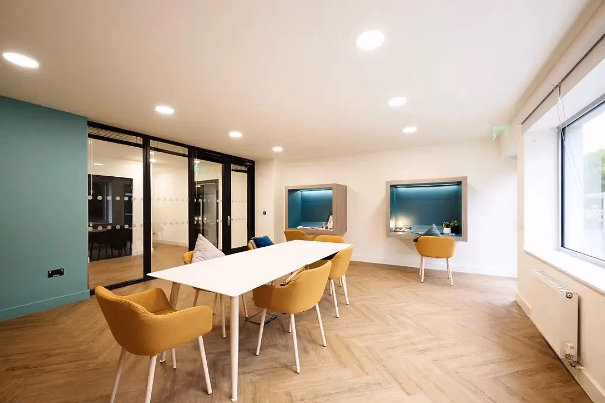 Common Area?w=400&h=260&fit=crop&q=40&auto=format&trim=auto