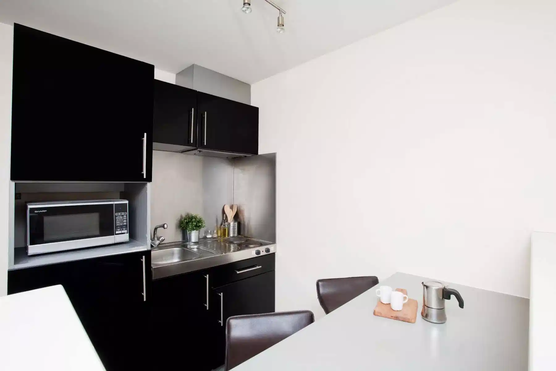 Amenities?w=400&h=260&fit=crop&q=40&auto=format&trim=auto