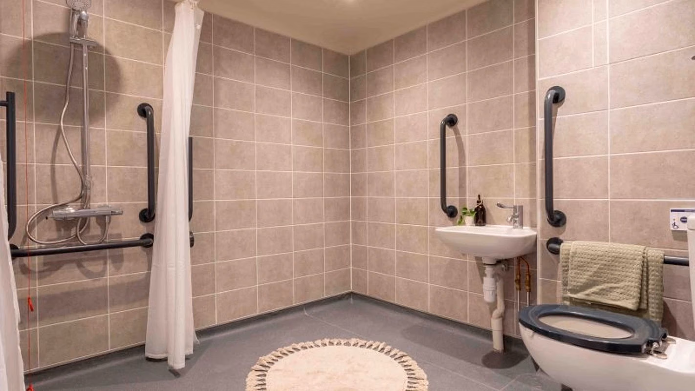 Common Area?w=400&h=260&fit=crop&q=40&auto=format&trim=auto