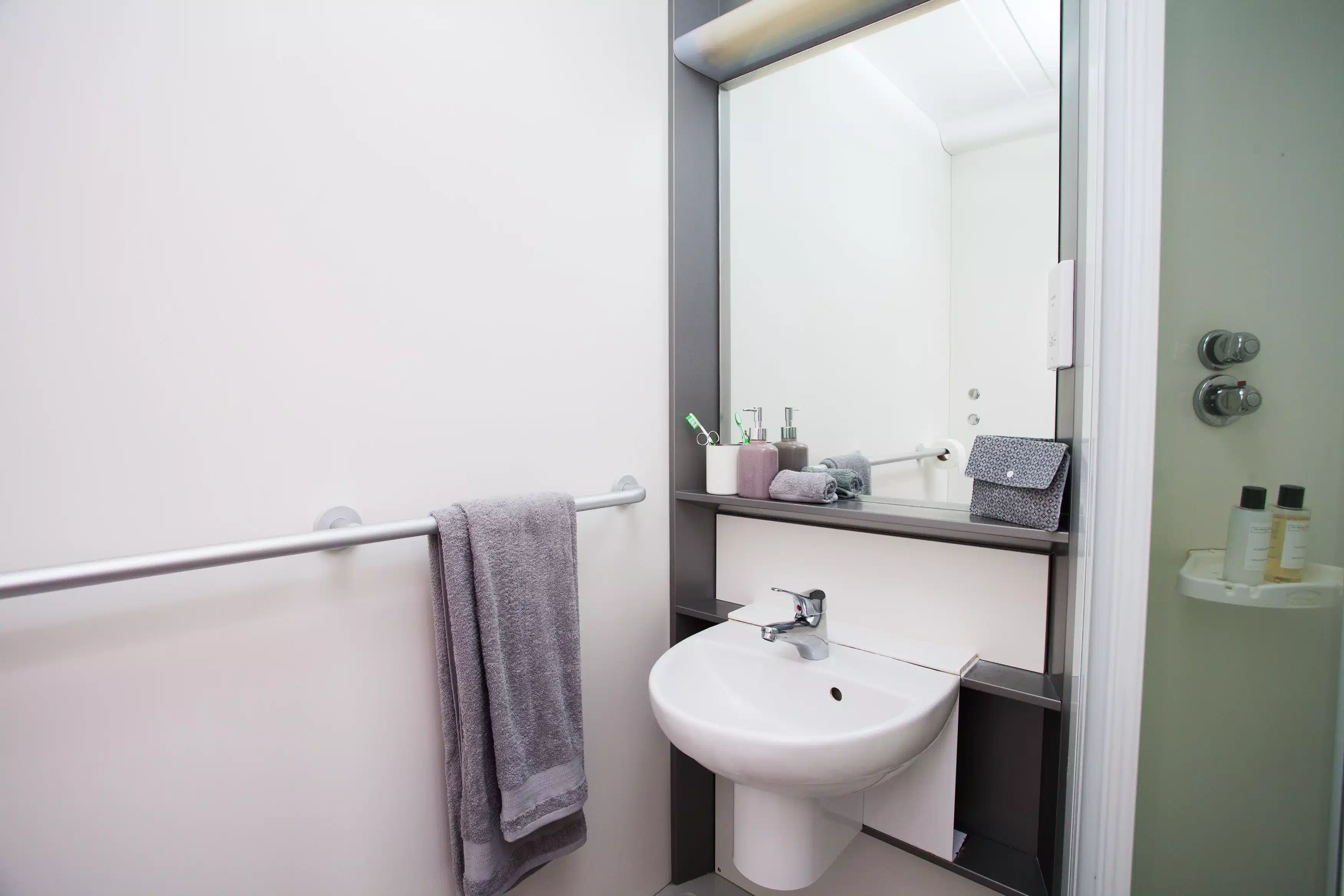 Common Area?w=400&h=260&fit=crop&q=40&auto=format&trim=auto