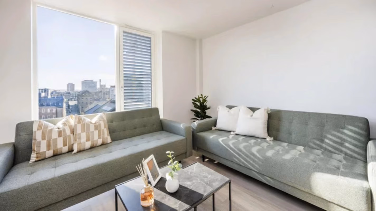 Room?w=400&h=260&fit=crop&q=40&auto=format&trim=auto