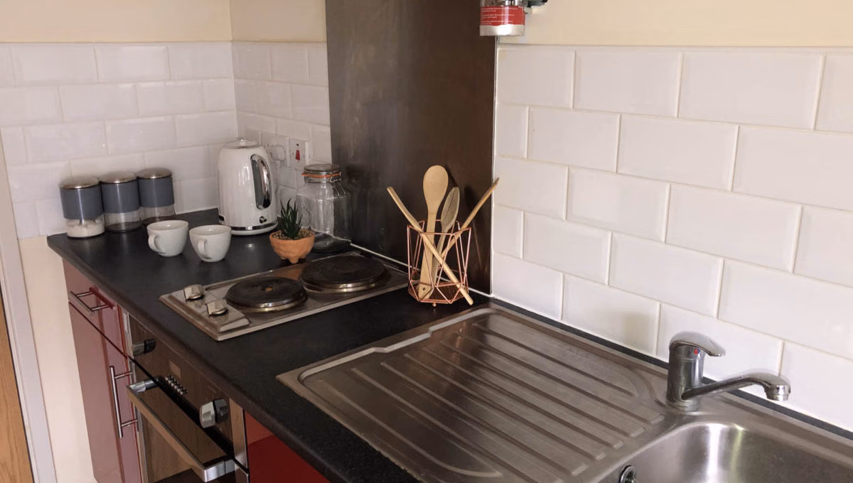 Common Area?w=400&h=260&fit=crop&q=40&auto=format&trim=auto