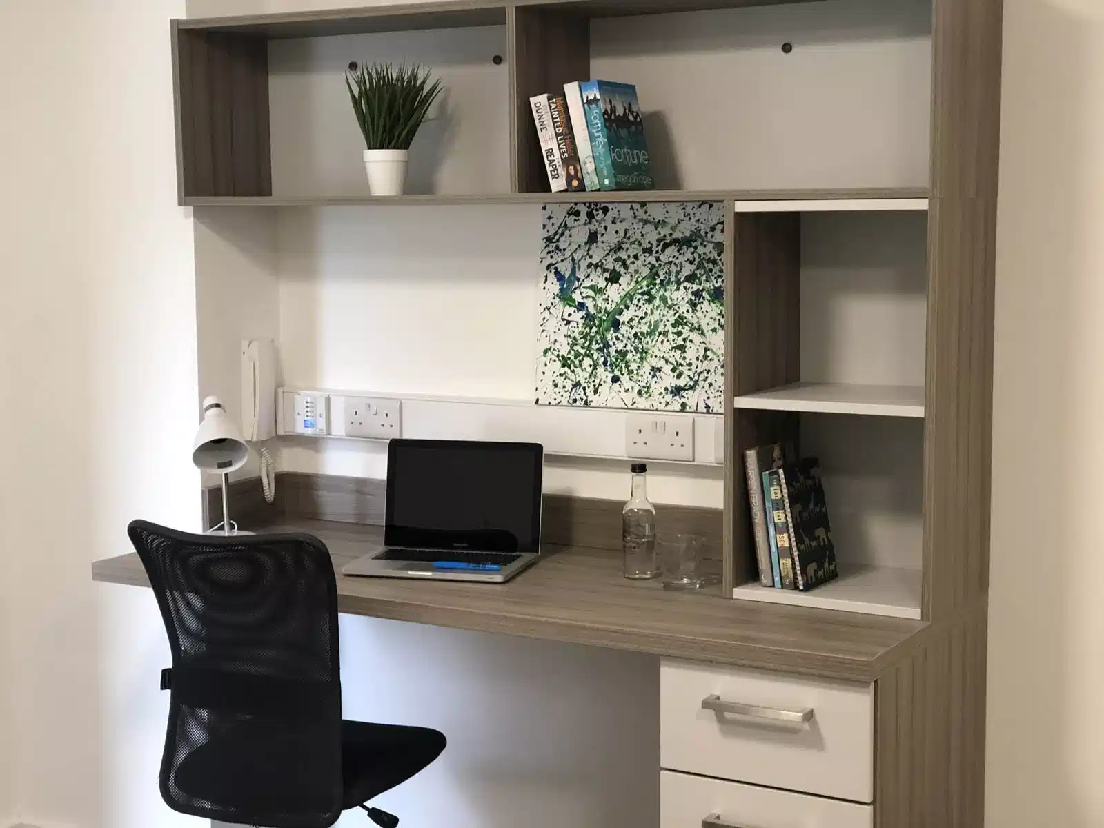 Exterior?w=400&h=260&fit=crop&q=40&auto=format&trim=auto