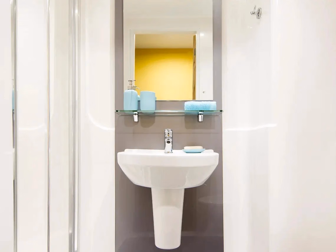 Exterior?w=400&h=260&fit=crop&q=40&auto=format&trim=auto