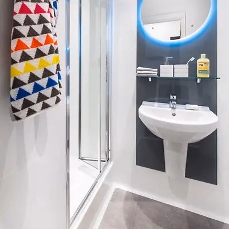 Exterior?w=400&h=260&fit=crop&q=40&auto=format&trim=auto