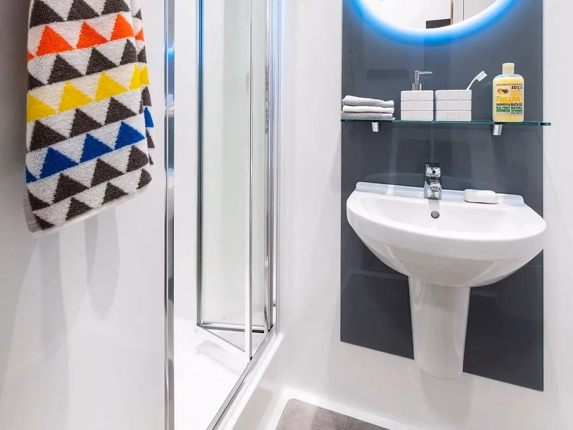 Exterior?w=400&h=260&fit=crop&q=40&auto=format&trim=auto