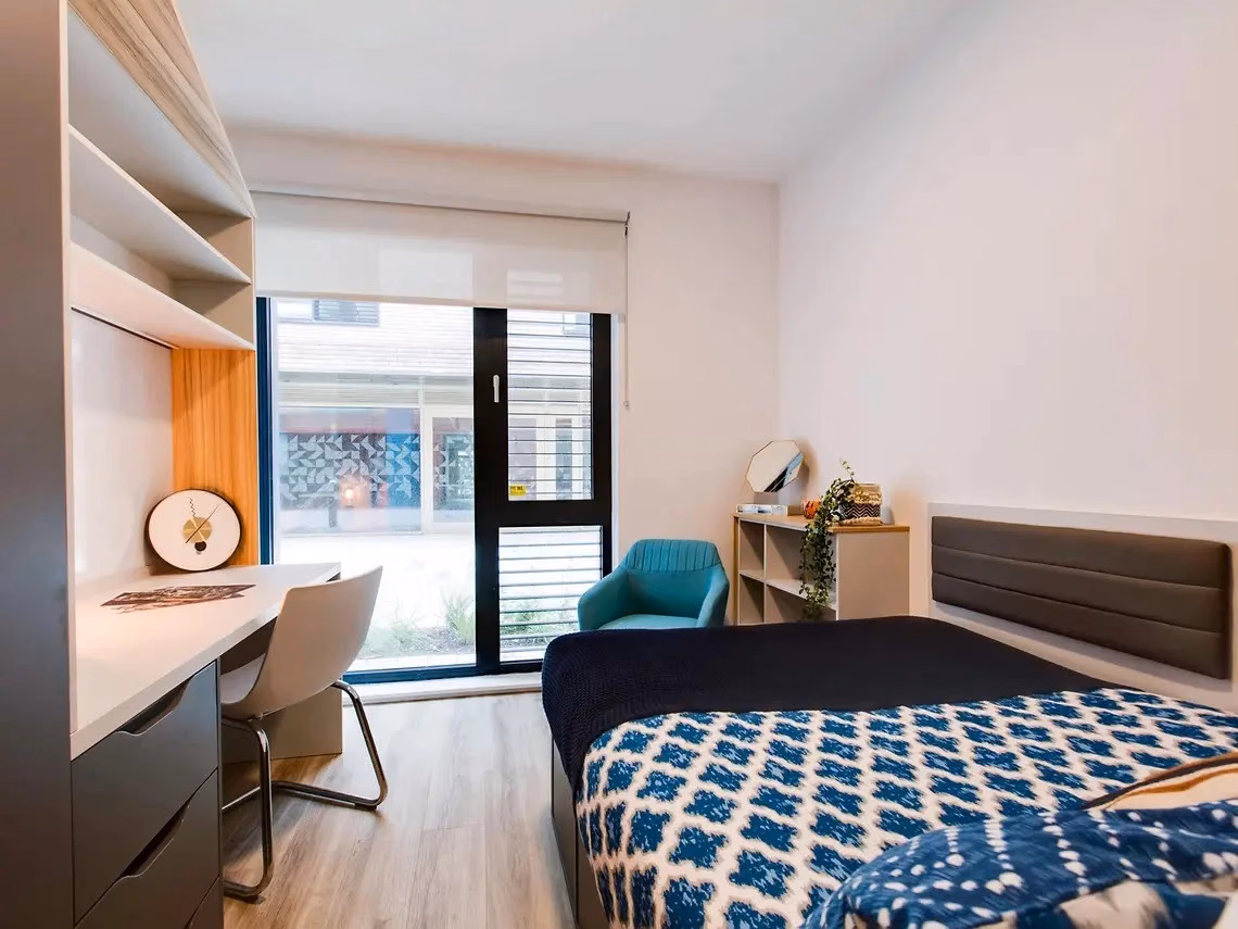 Amenities?w=400&h=260&fit=crop&q=40&auto=format&trim=auto