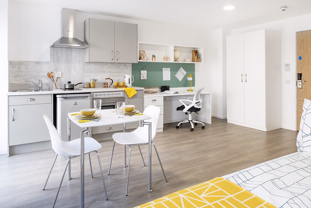 Exterior?w=400&h=260&fit=crop&q=40&auto=format&trim=auto