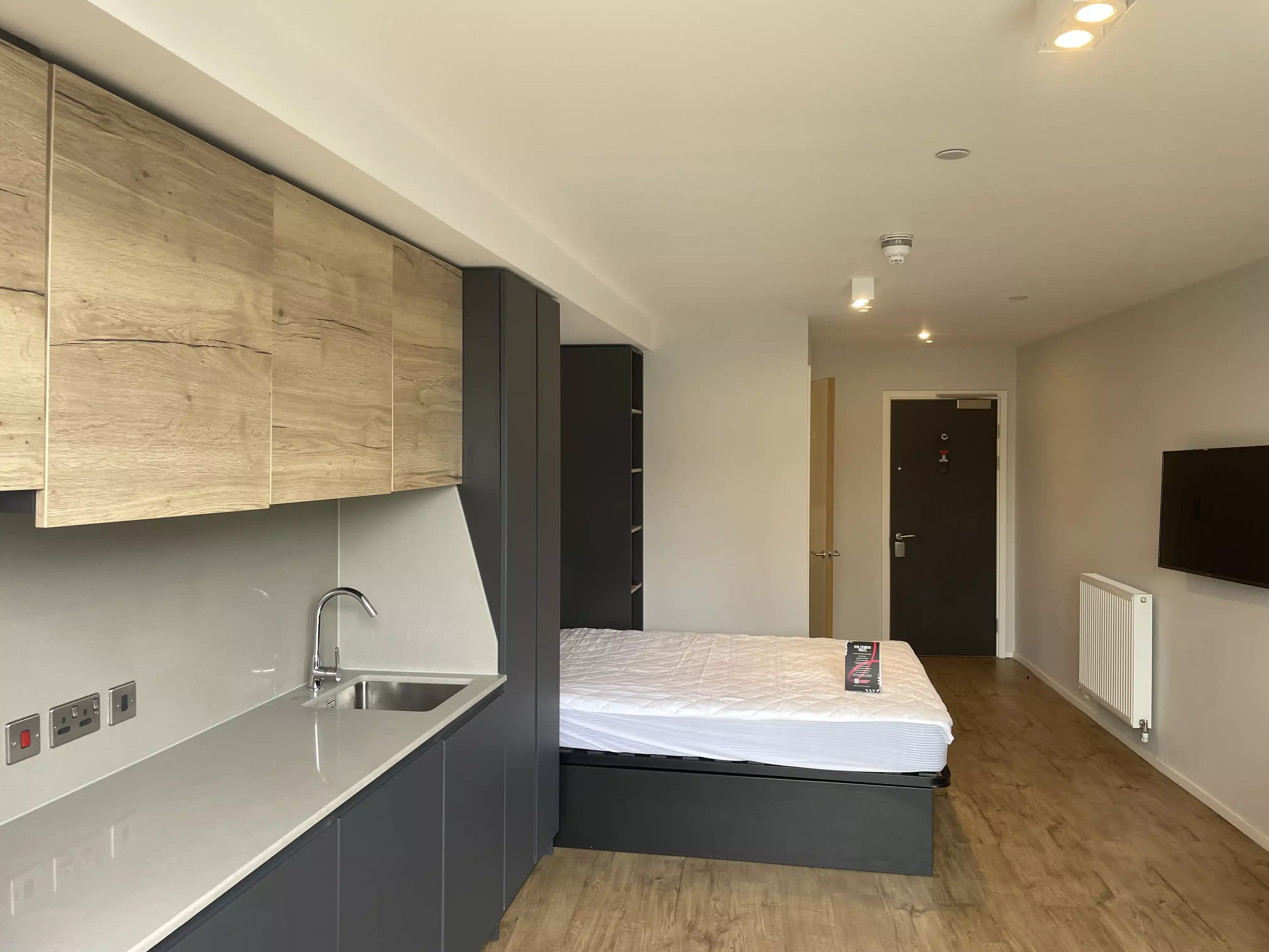 Common Area?w=400&h=260&fit=crop&q=40&auto=format&trim=auto