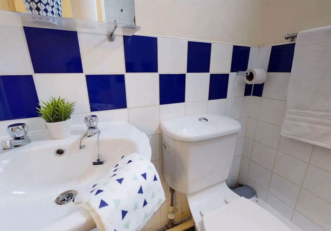 Common Area?w=400&h=260&fit=crop&q=40&auto=format&trim=auto