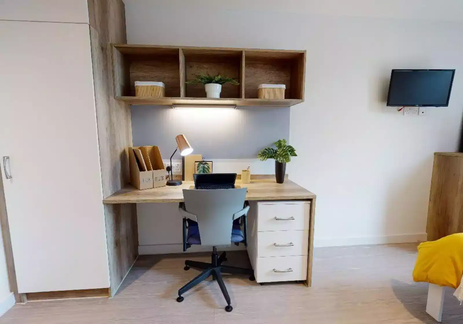 Common Area?w=400&h=260&fit=crop&q=40&auto=format&trim=auto