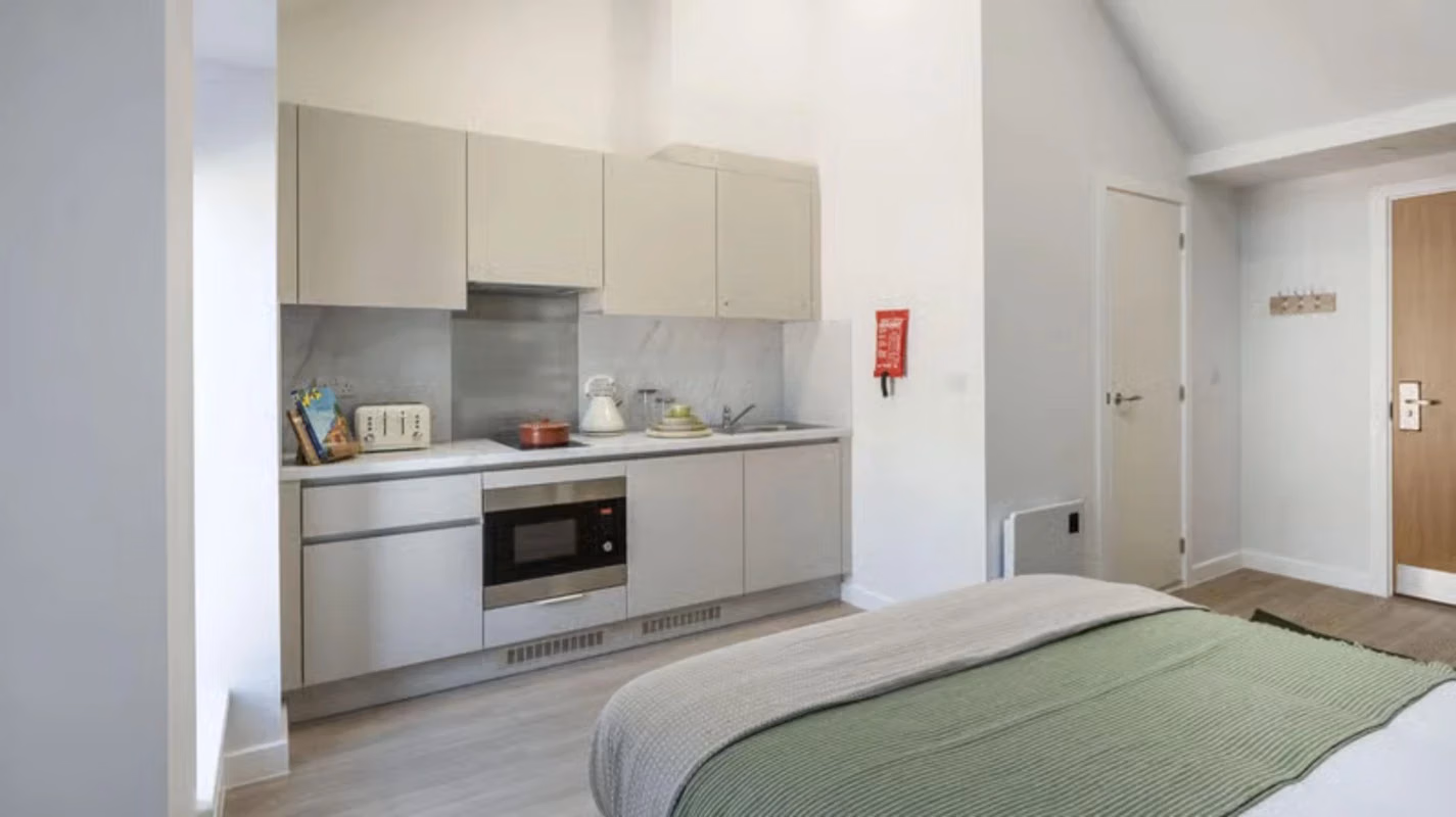 Amenities?w=400&h=260&fit=crop&q=40&auto=format&trim=auto