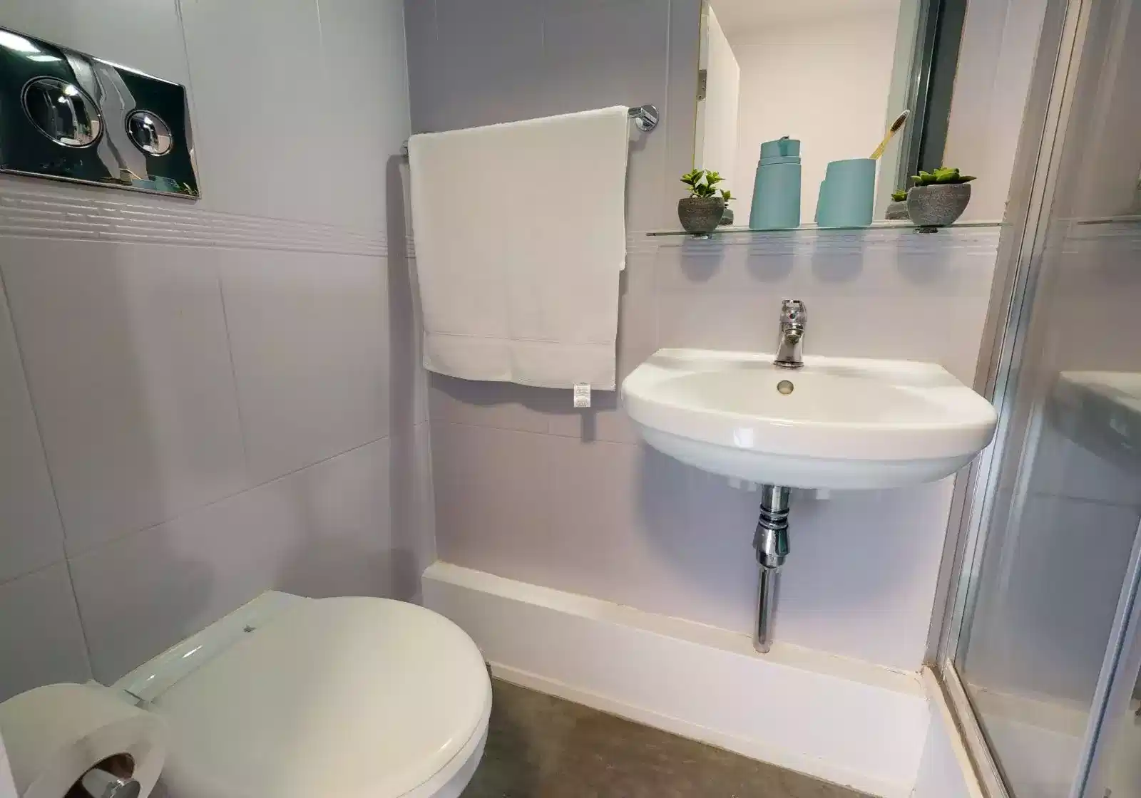 Amenities?w=400&h=260&fit=crop&q=40&auto=format&trim=auto