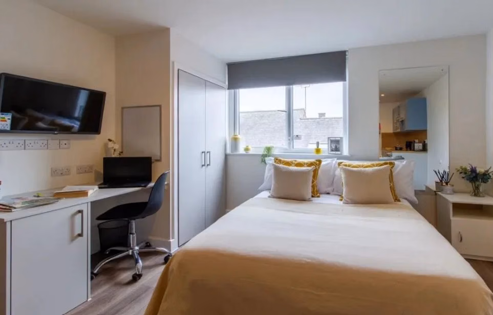 Bathroom?w=400&h=260&fit=crop&q=40&auto=format&trim=auto