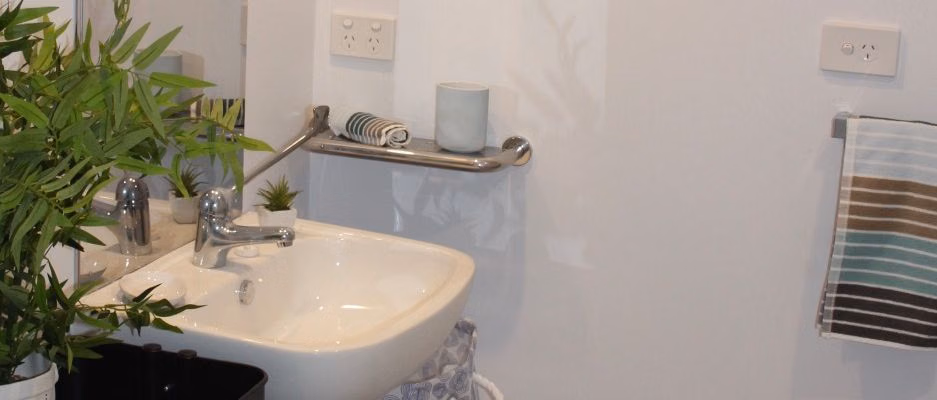 Exterior?w=400&h=260&fit=crop&q=40&auto=format&trim=auto