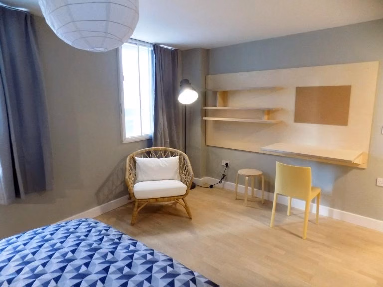 Common Area?w=400&h=260&fit=crop&q=40&auto=format&trim=auto