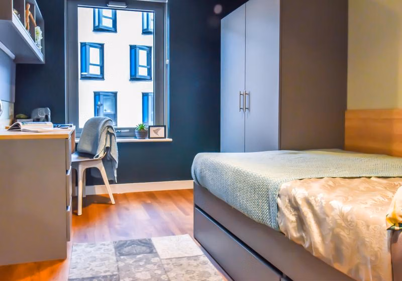 Exterior?w=400&h=260&fit=crop&q=40&auto=format&trim=auto