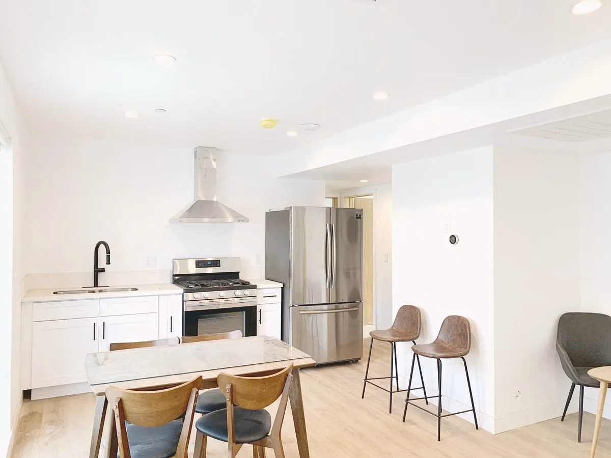 Kitchen?w=400&h=260&fit=crop&q=40&auto=format&trim=auto