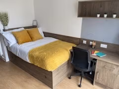 Exterior?w=400&h=260&fit=crop&q=40&auto=format&trim=auto