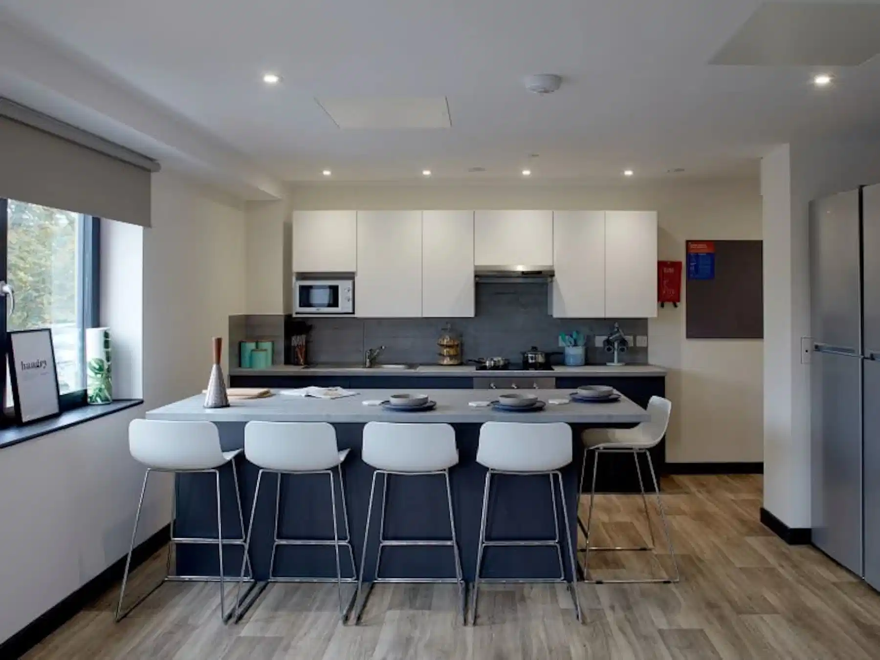 Amenities?w=400&h=260&fit=crop&q=40&auto=format&trim=auto