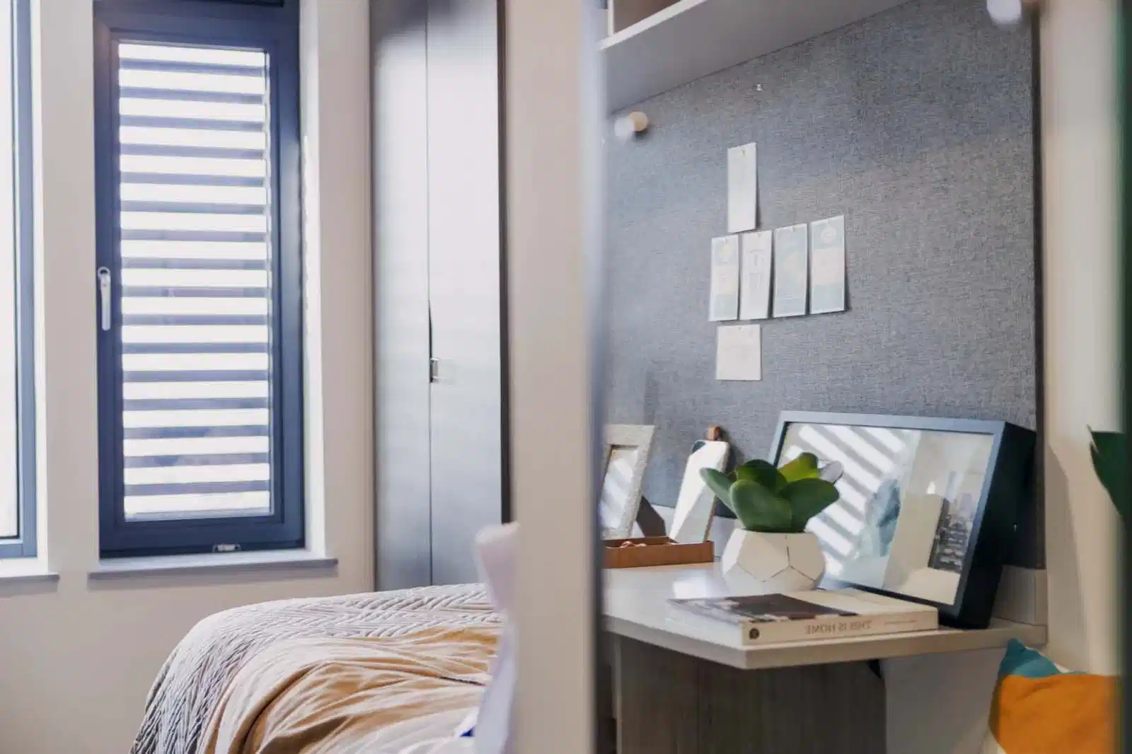 Exterior?w=400&h=260&fit=crop&q=40&auto=format&trim=auto