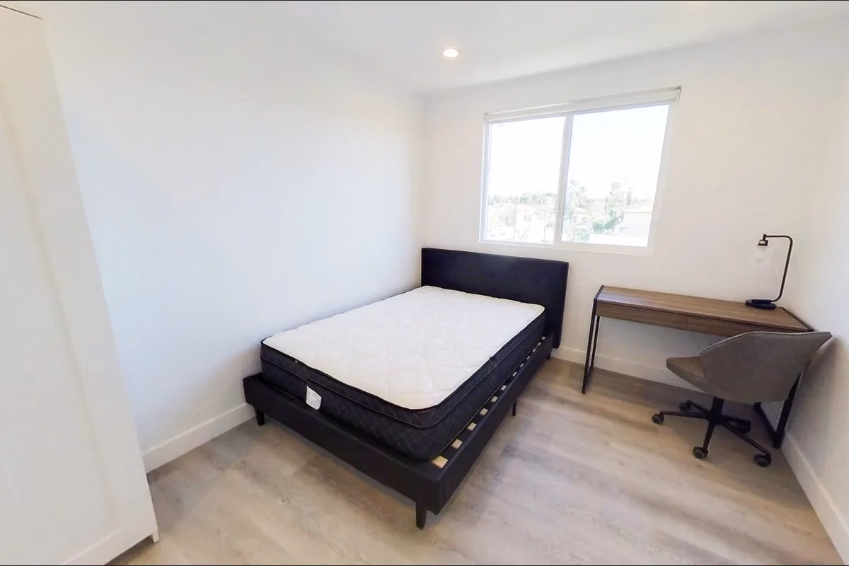 Bedroom?w=400&h=260&fit=crop&q=40&auto=format&trim=auto