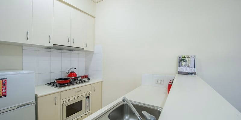 Bedroom?w=400&h=260&fit=crop&q=40&auto=format&trim=auto