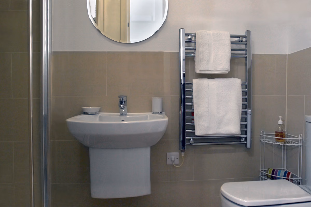 Exterior?w=400&h=260&fit=crop&q=40&auto=format&trim=auto
