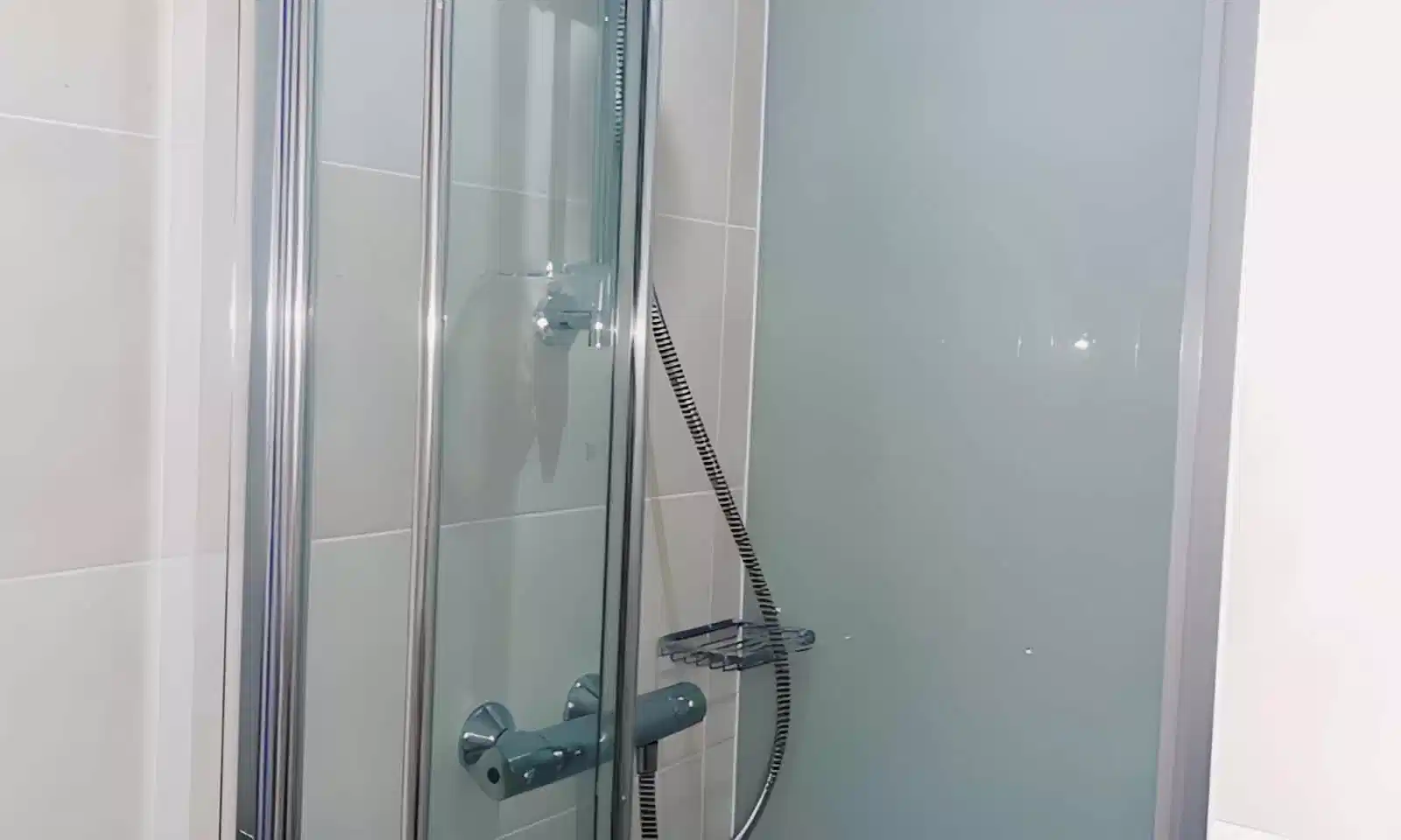 Amenities?w=400&h=260&fit=crop&q=40&auto=format&trim=auto