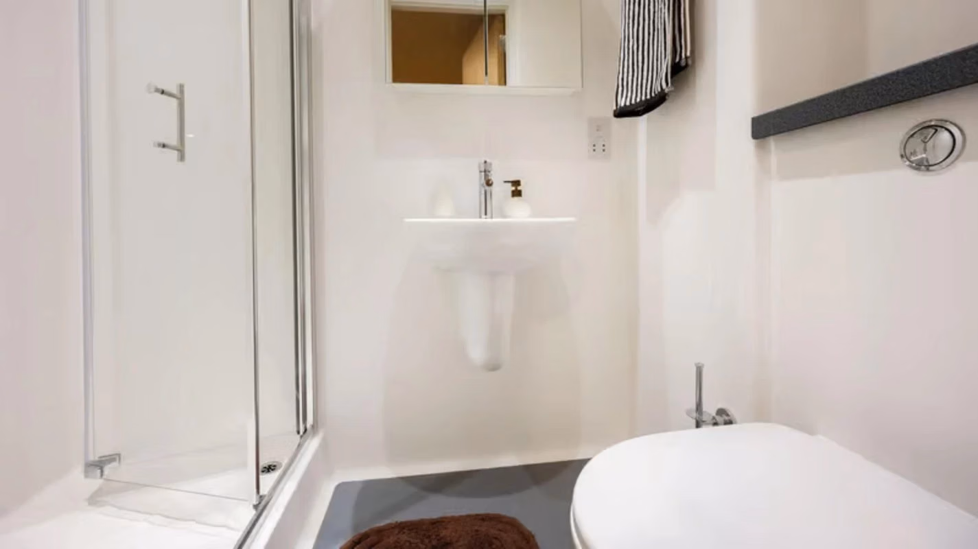 Bedroom?w=400&h=260&fit=crop&q=40&auto=format&trim=auto