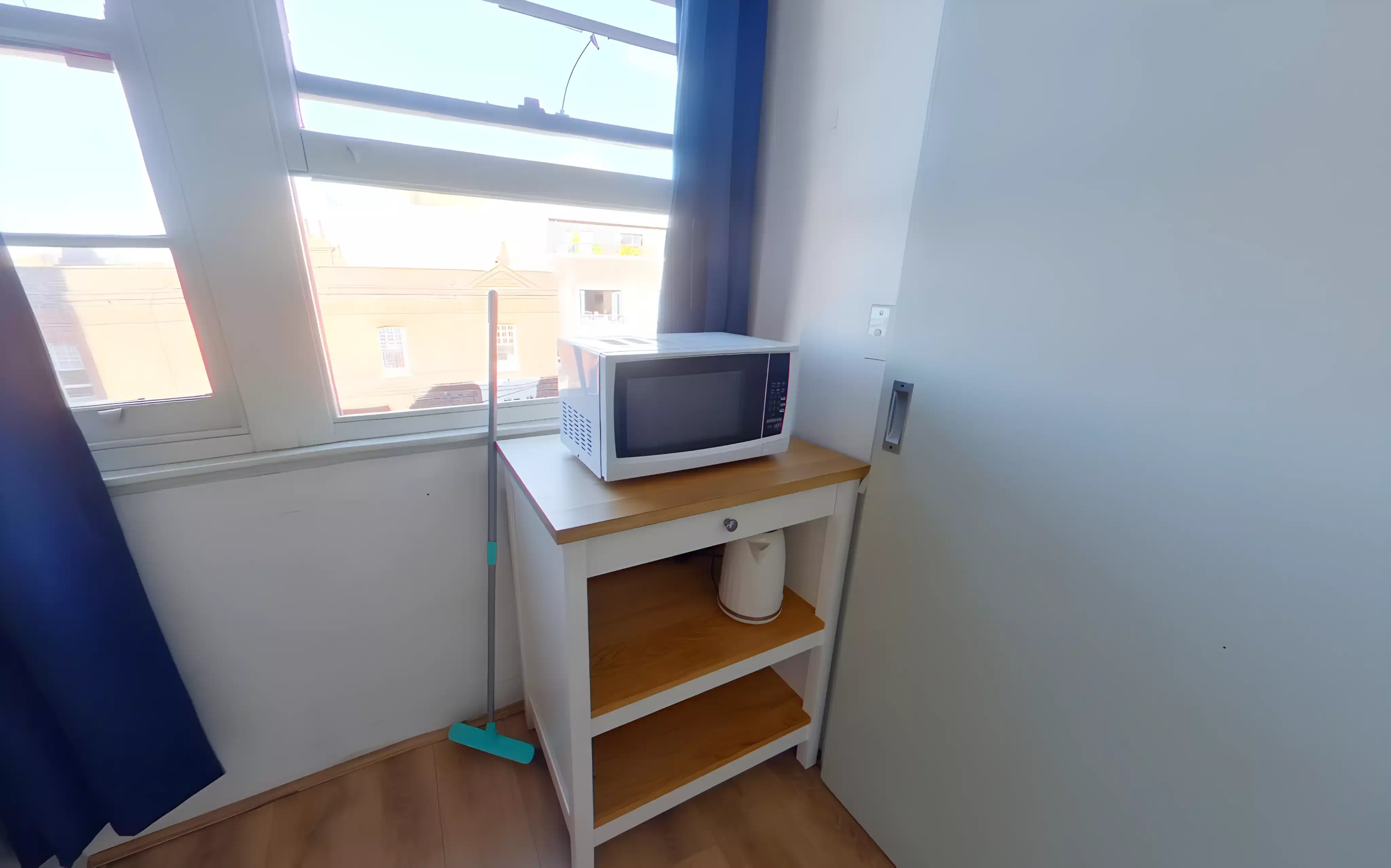 Exterior?w=400&h=260&fit=crop&q=40&auto=format&trim=auto