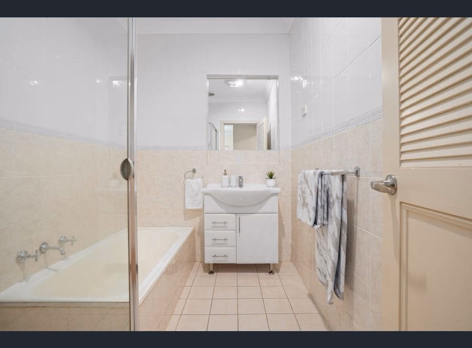 Common Area?w=400&h=260&fit=crop&q=40&auto=format&trim=auto