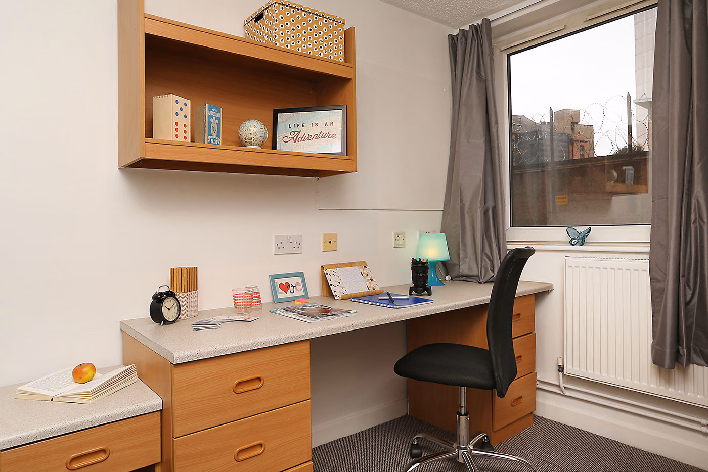 Exterior?w=400&h=260&fit=crop&q=40&auto=format&trim=auto