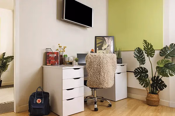 Exterior?w=400&h=260&fit=crop&q=40&auto=format&trim=auto