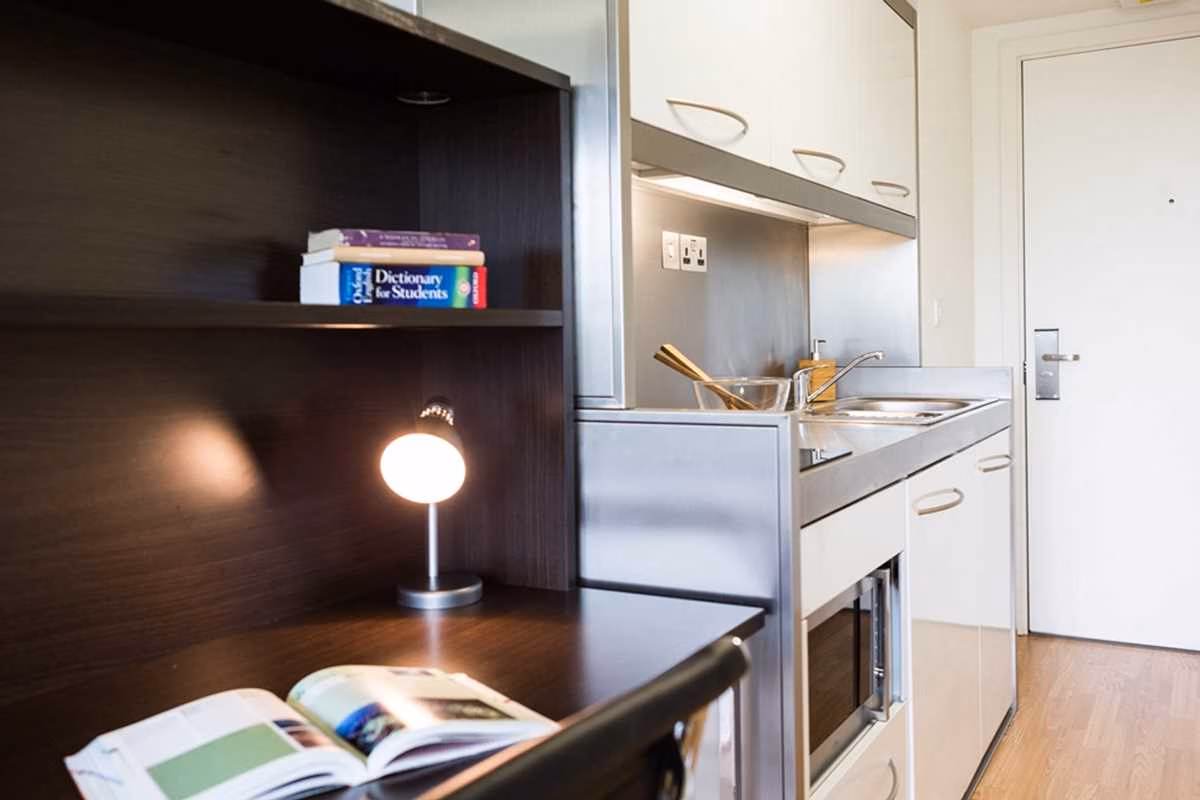 Common Area?w=400&h=260&fit=crop&q=40&auto=format&trim=auto