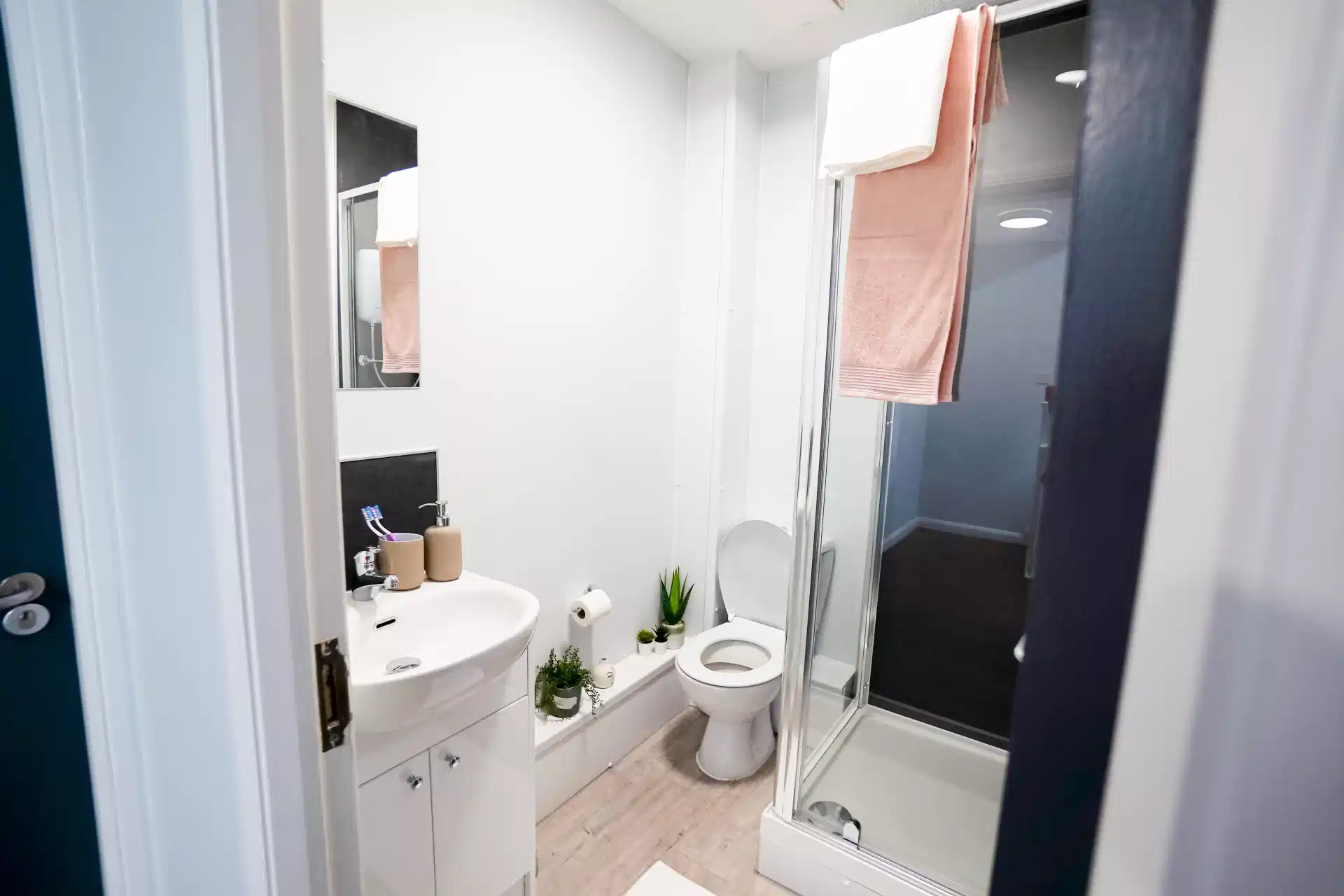 Exterior?w=400&h=260&fit=crop&q=40&auto=format&trim=auto