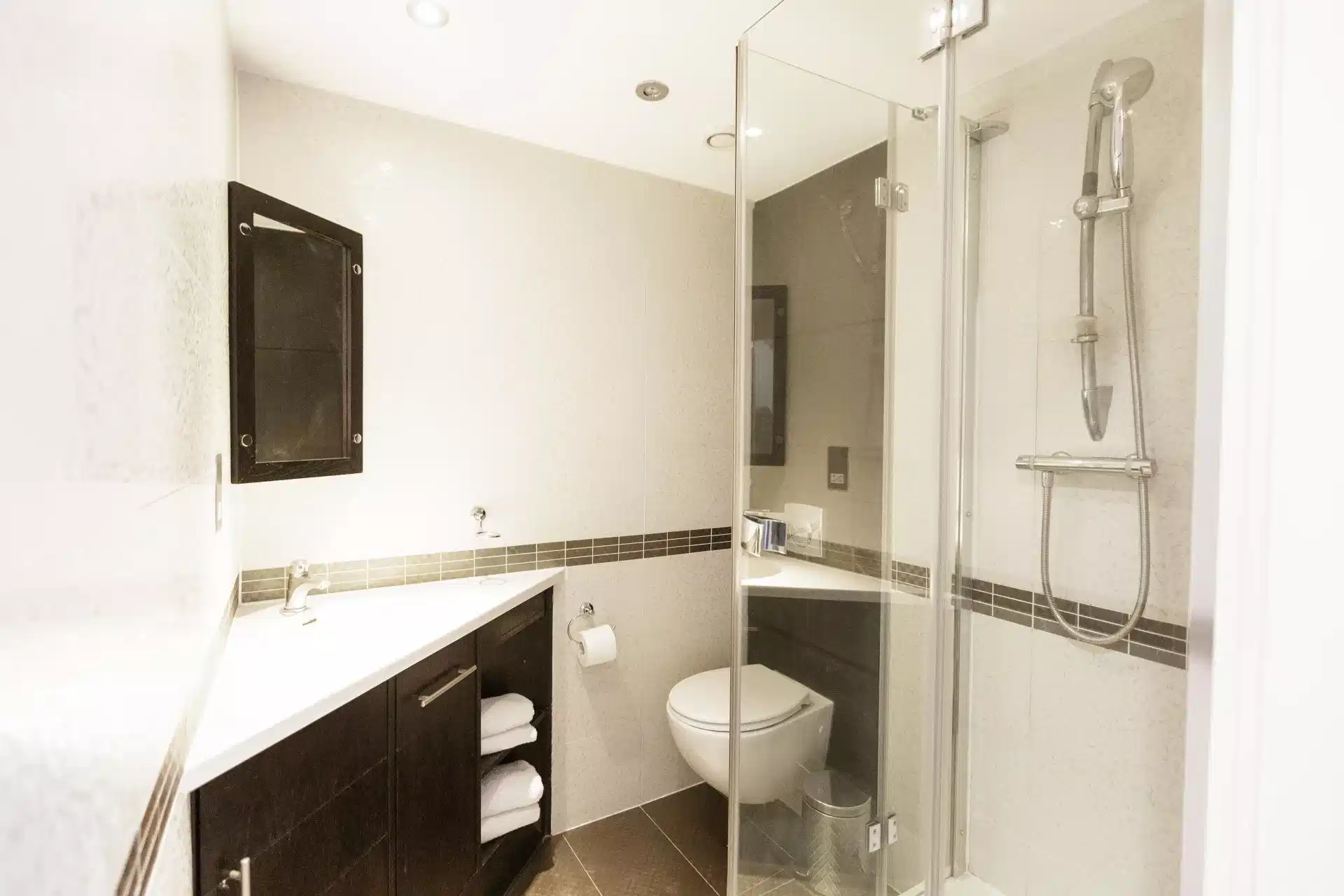 Common Area?w=400&h=260&fit=crop&q=40&auto=format&trim=auto