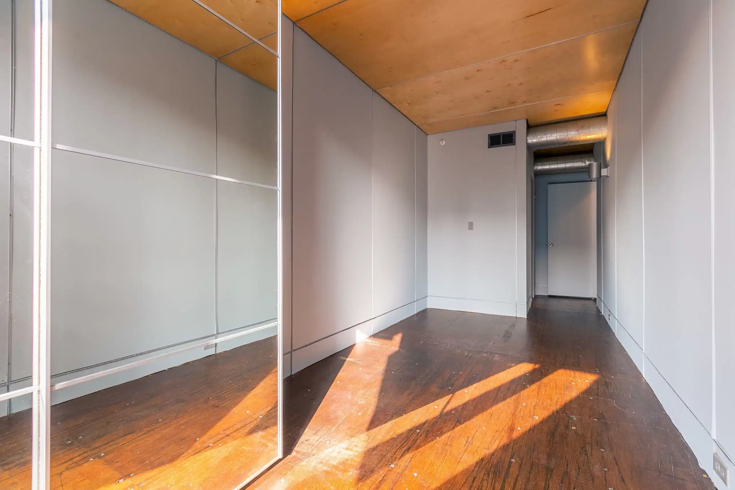 Room?w=400&h=260&fit=crop&q=40&auto=format&trim=auto