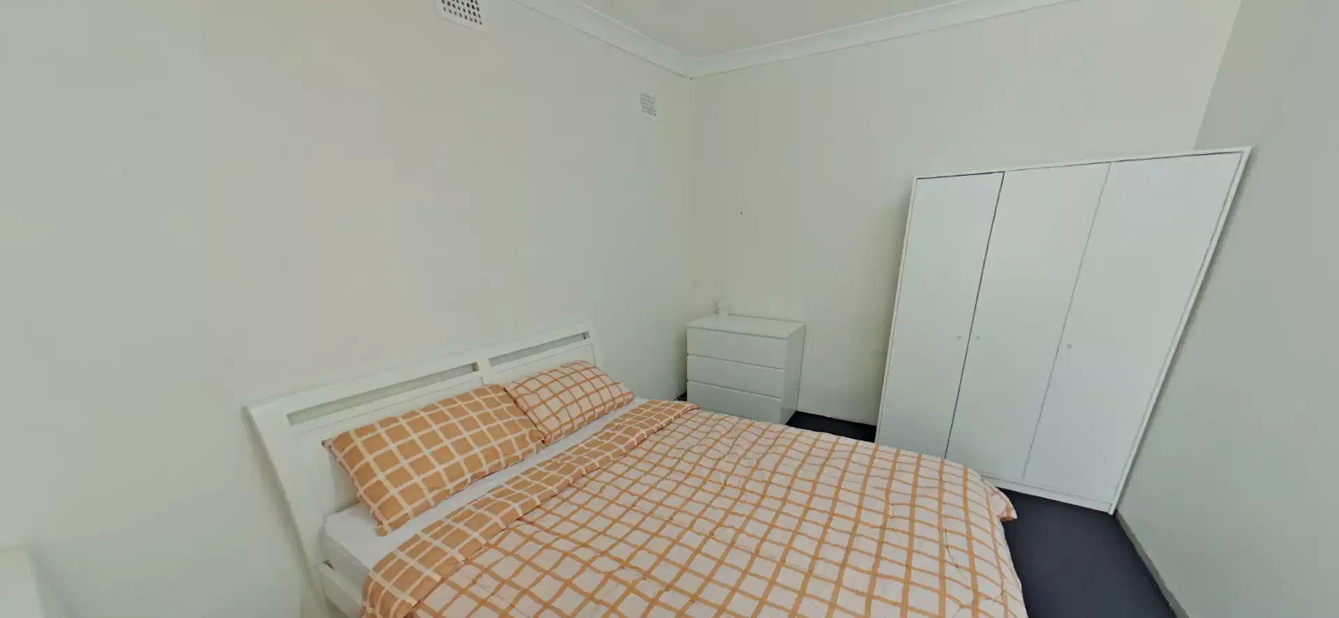 Kitchen?w=400&h=260&fit=crop&q=40&auto=format&trim=auto