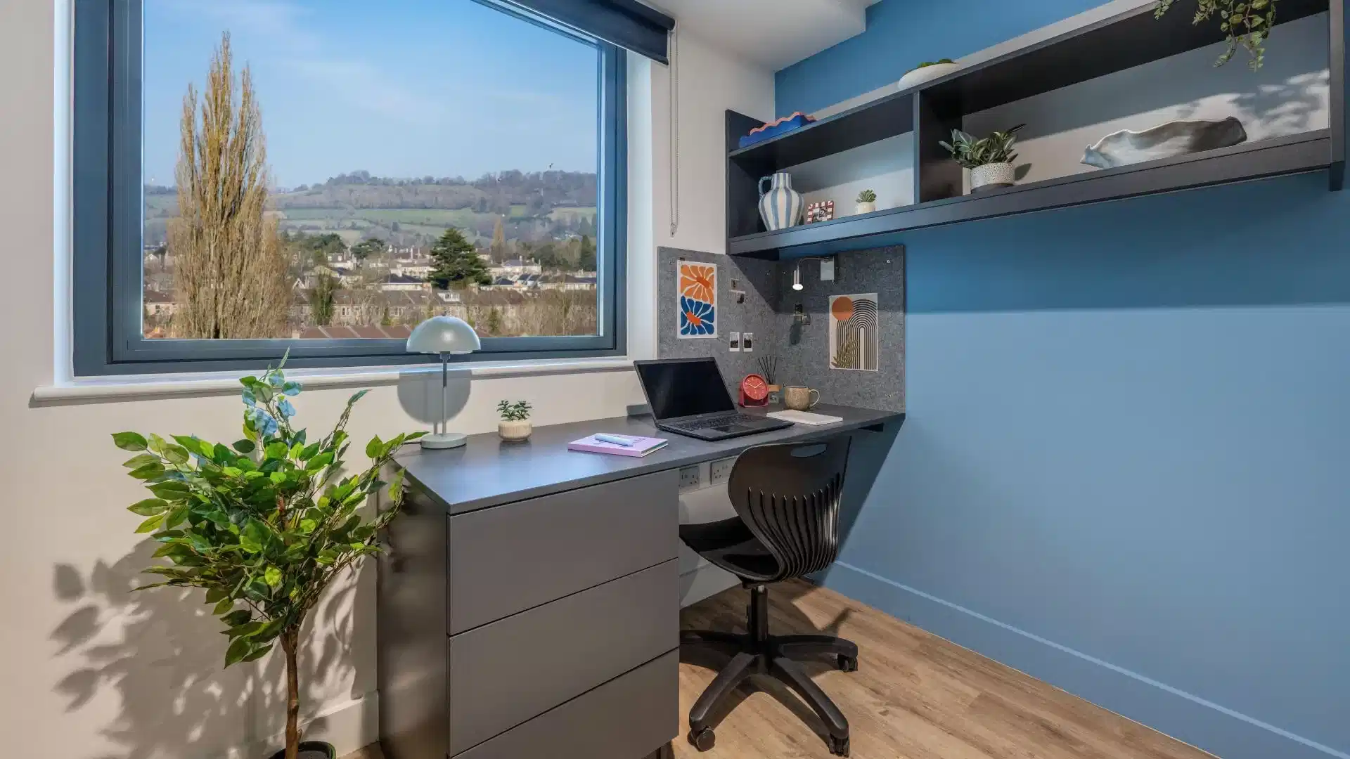 Exterior?w=400&h=260&fit=crop&q=40&auto=format&trim=auto