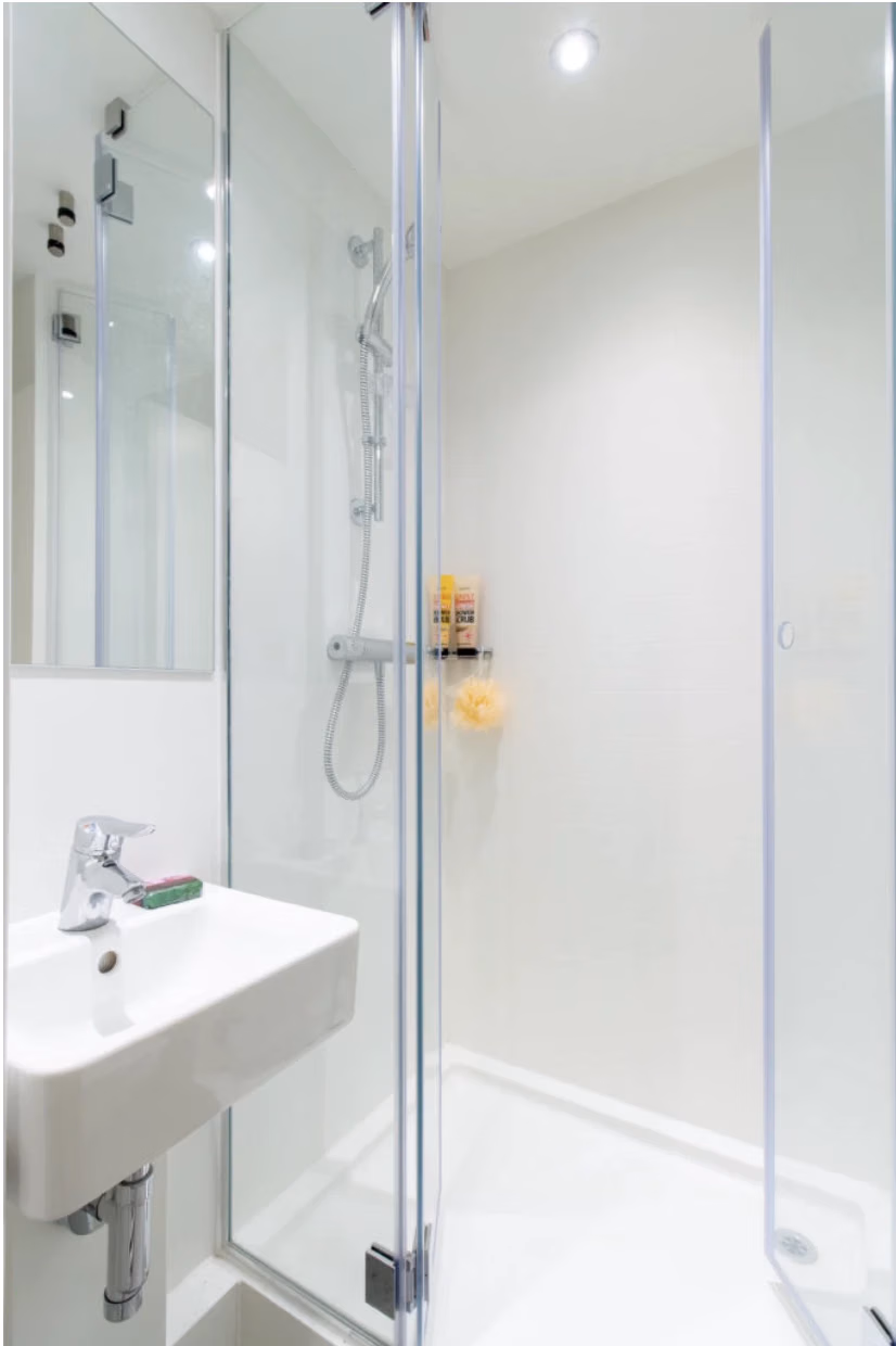 Exterior?w=400&h=260&fit=crop&q=40&auto=format&trim=auto