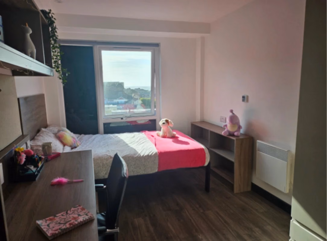 Exterior?w=400&h=260&fit=crop&q=40&auto=format&trim=auto