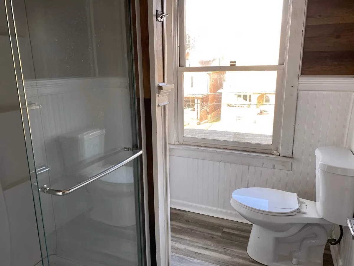 5508 Bartlett St, Pittsburgh - Pittsburgh, Pennsylvania, United States - Bathroom