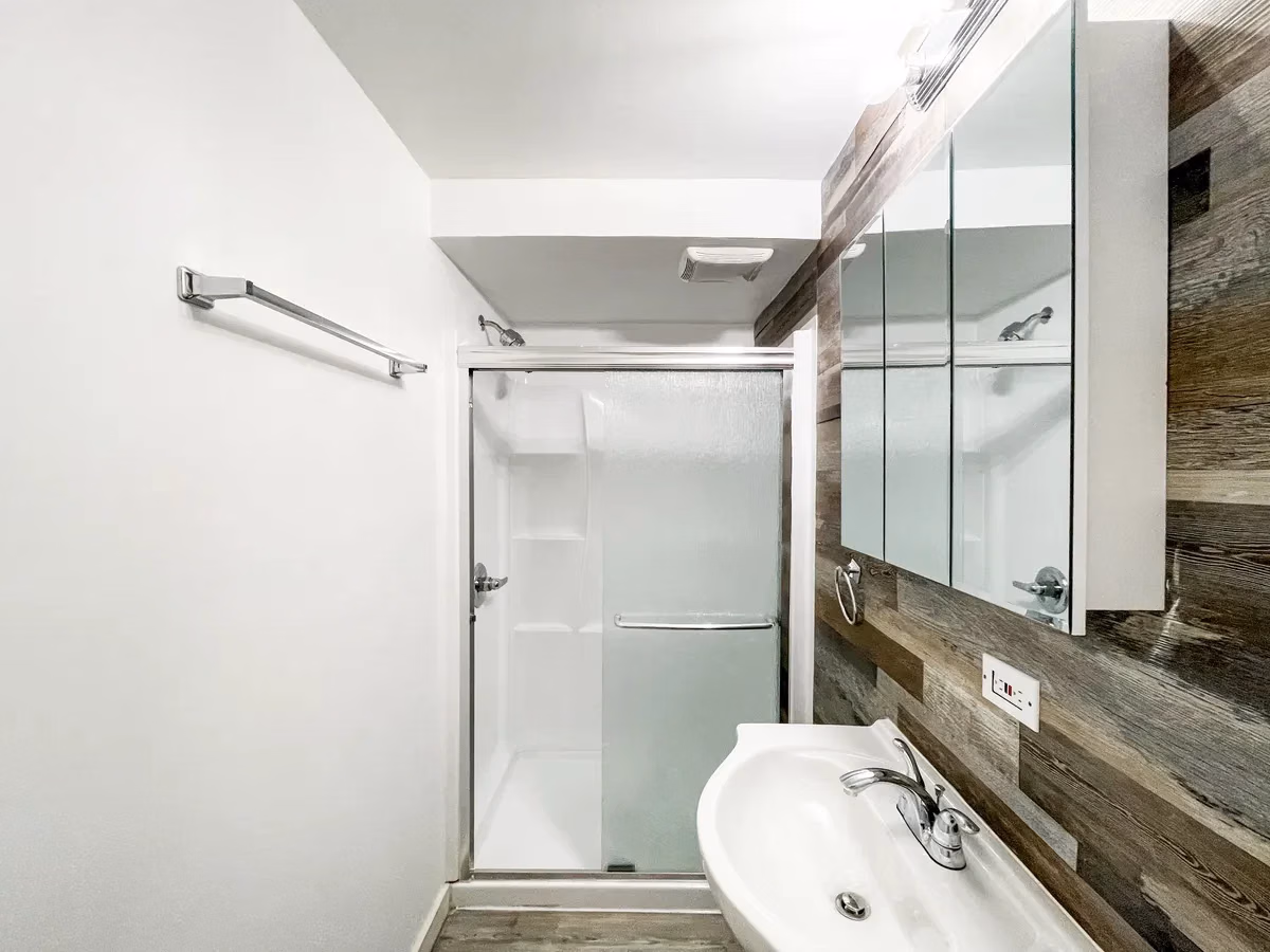 5815 Hobart St, Pittsburgh - Pittsburgh, Pennsylvania, United States - Bathroom