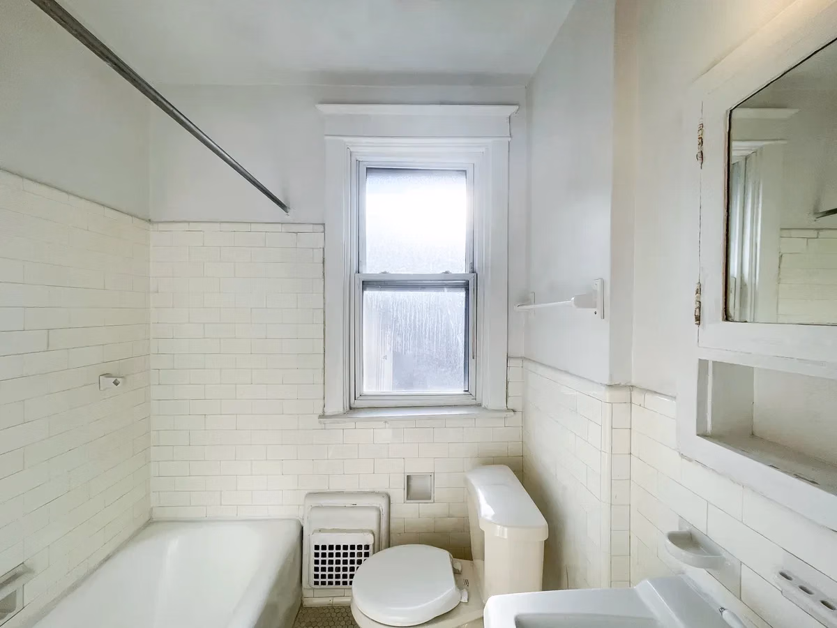 5724 Beacon St, Pittsburgh - Pittsburgh, Pennsylvania, United States - Bathroom