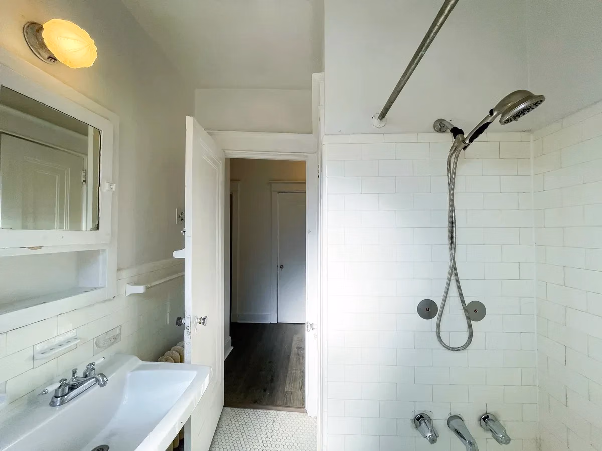 5724 Beacon St, Pittsburgh - Pittsburgh, Pennsylvania, United States - Bathroom