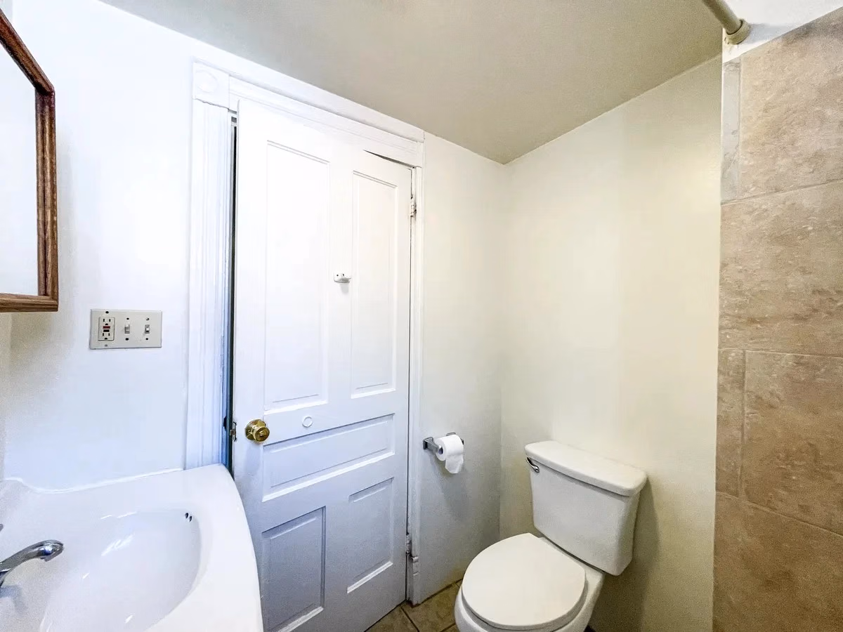 305 Lawn St, Pittsburgh - Pittsburgh, Pennsylvania, United States - Bathroom