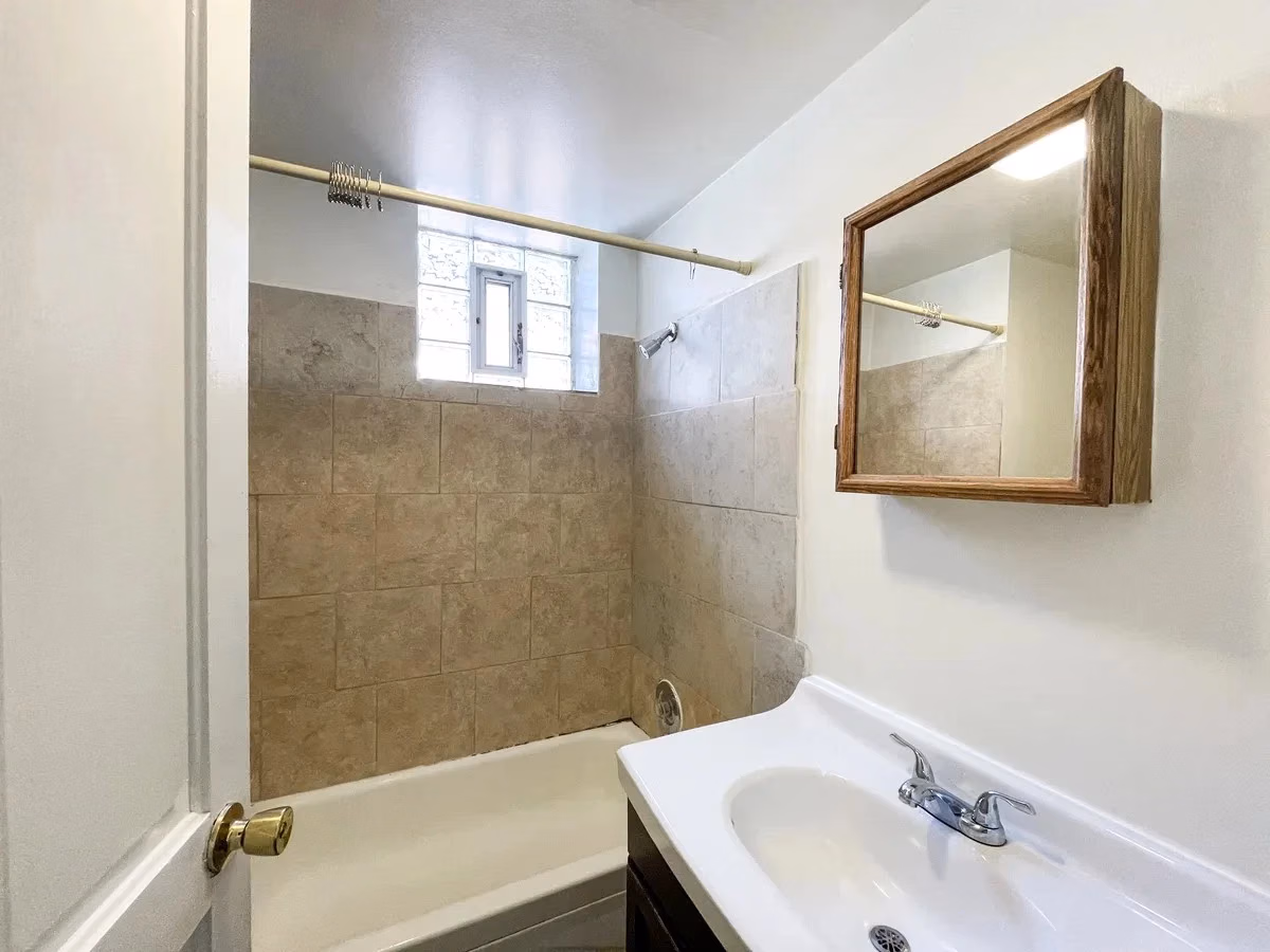 305 Lawn St, Pittsburgh - Pittsburgh, Pennsylvania, United States - Bathroom